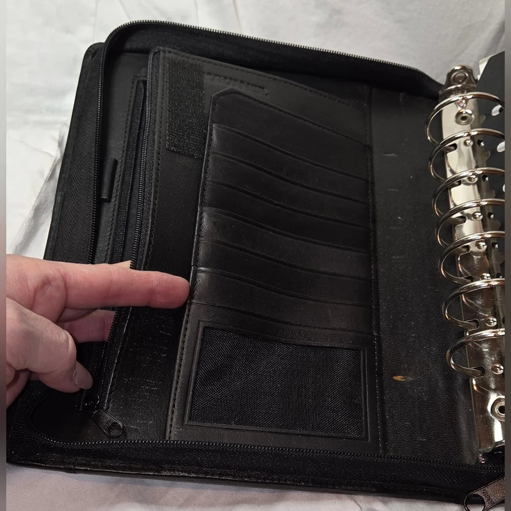 Dayrunner Genuine Leather Zip Around 7 Ring Binder